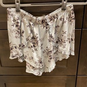 Flowy shorts with flower detail
